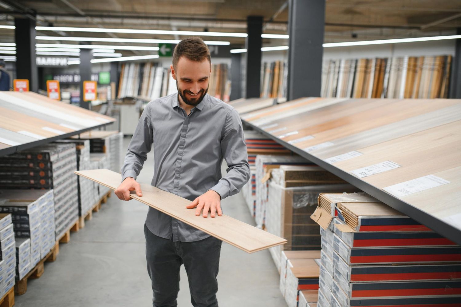 Parchet dublu stratificat, preț văzut de un bărbat, într-un magazin de bricolaj